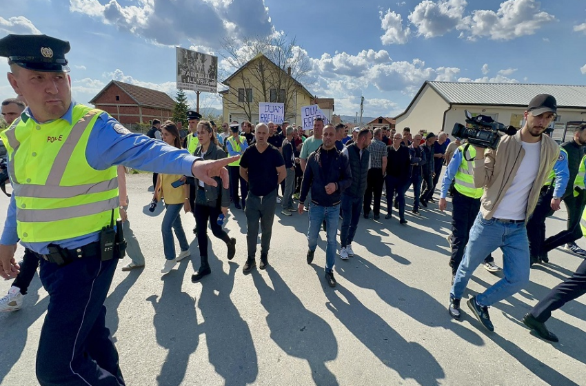  Pamje nga protesta e sotme e banorëve të Gllamnikut dhe fshatrave përreth