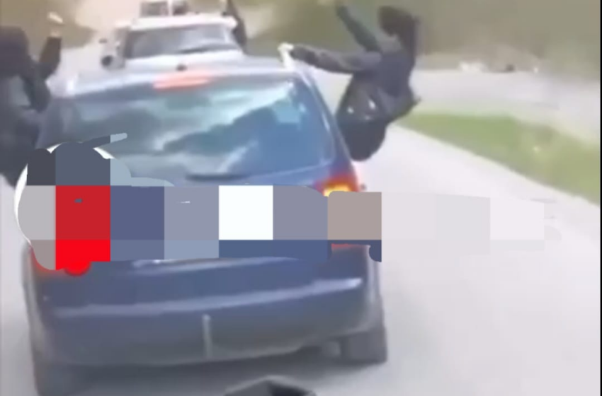  Dolën jashtë dritares së veturës, policia gjobit me 150 euro shoferin që i lejoi të bënin këtë veprim