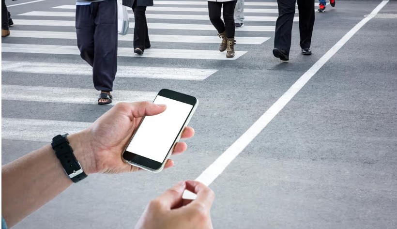  Me Ligjin e ri rreptësisht ndalohet telefoni në trafik, këmbësorëve u ndalohet përdorimi edhe kur kalojnë rrugën