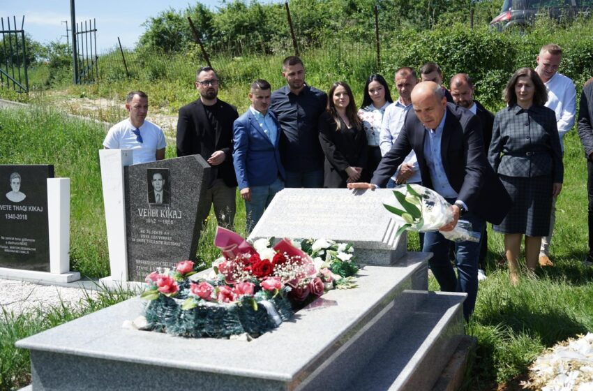  Zyrtarët e LDK-së në Podujevë bëjë homazhe pranë varrit të Agim Kikaj