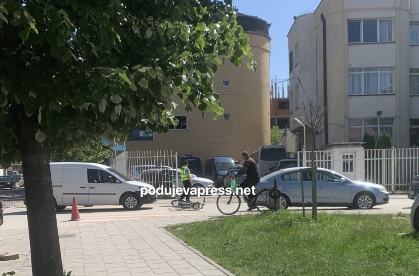  Vetura e goditet biciklistin në qendër të Podujevës |PAMJE