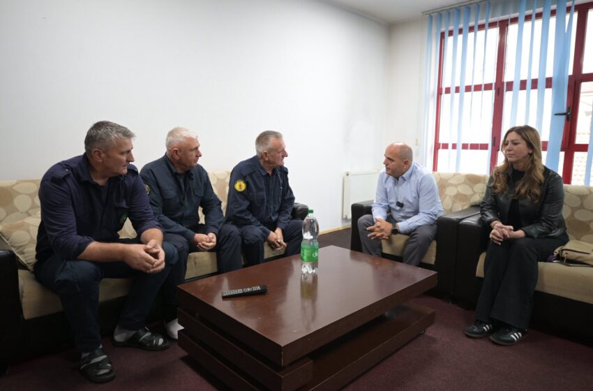  Ekrem Hyseni premton mbështetje për zjarrfikësit: Heroizmi i tyre është i jashtëzakonshëm