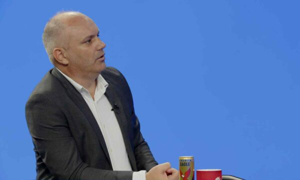  Misini: Kryetari Bulliqi u kap live duke mashtruar me shifra për investime – në vend se të turpërohej, ai krenohej