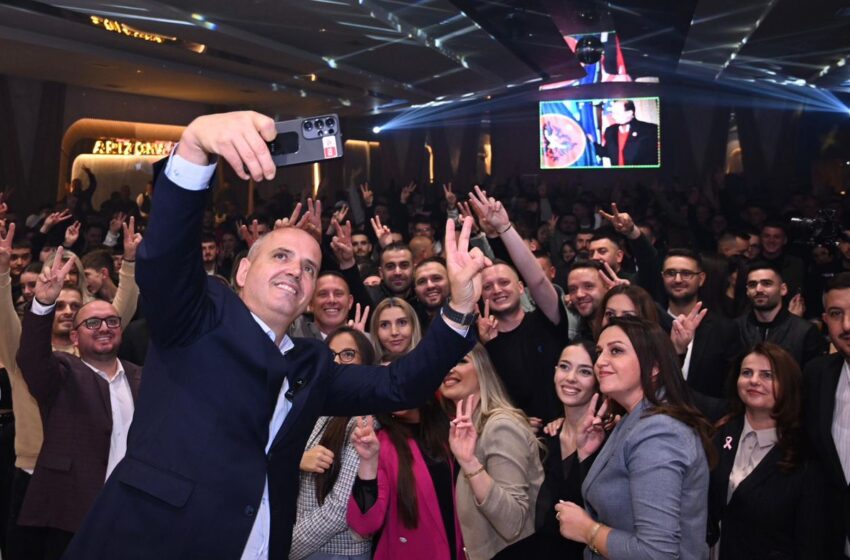  Hyseni pas takimit me të rinjtë llapjan: Para tyre, u zotova se do të ketë bursa për secilin student dhe do të krijojmë mundësi, hapësirë e trajtim të barabartë! 