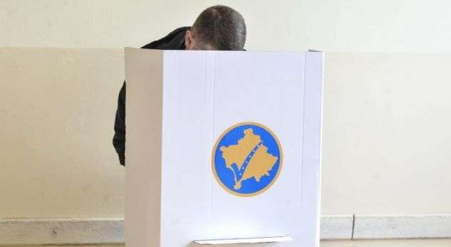  Skandaloze: Një person flet në emër të kandidates së Vetëvendosjes në Podujevë, duke premtuar shtrimin e asfaltit në këmbim të votës |DOKUMENT