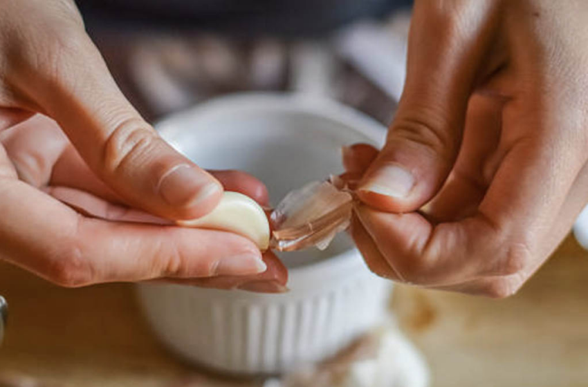  Çfarë ndodh në organizëm nëse hani një thelpi hudhër në darkë