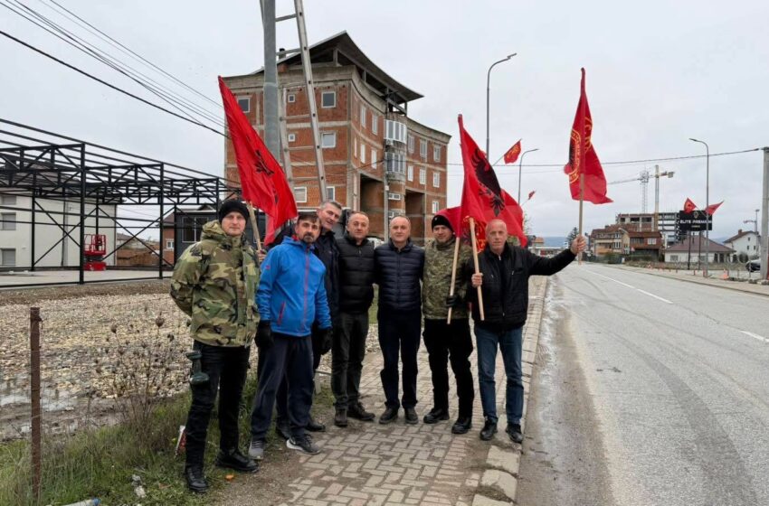  Podujevë: Vendosen flamujt e UÇK-së dhe flamujt kombëtar nga rrethi i Shqiponjës deri në Merdar nga veteranët e UÇK-së