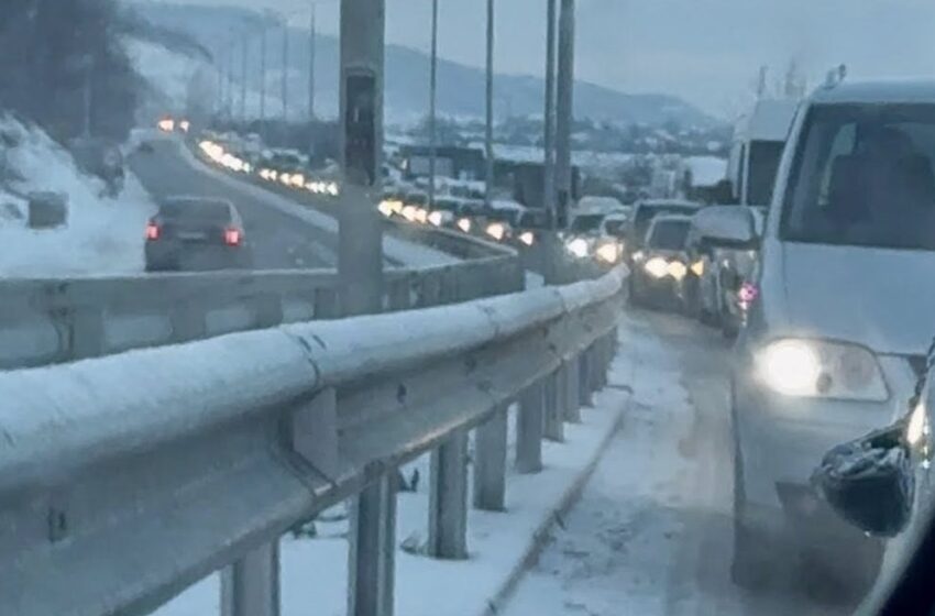  Kolona kilometrike dhe pritje deri në 2 orë e gjysmë në Vranidoll – punimet në urë thuajse të ndalura, Ministria pa reagim